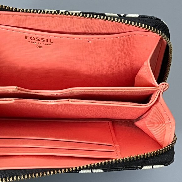 Fossil Wristlet Black & White Pattern Zip Around - Picture 10 of 15